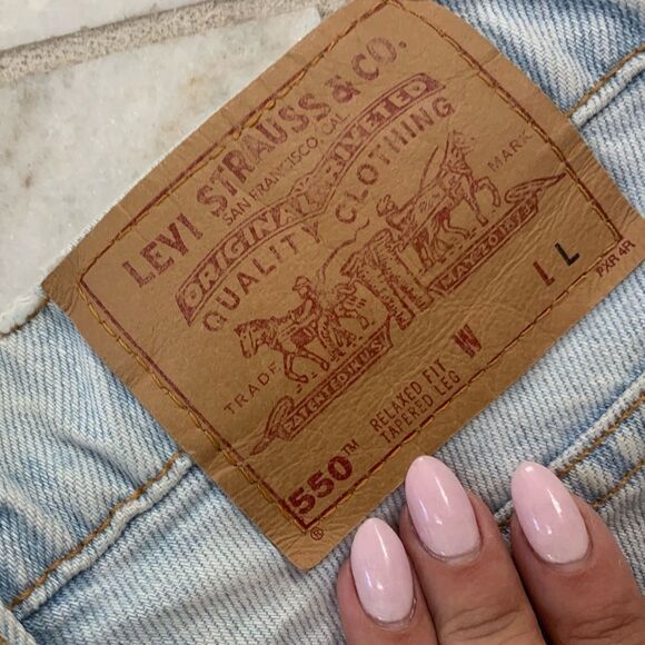 Light wash Levi shorts - Picture 9 of 10